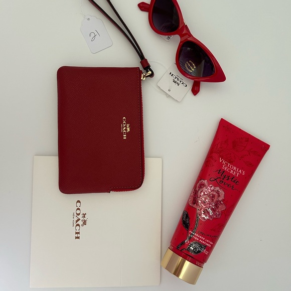 BNWT Coach Red Leather Wristlet - Picture 4 of 6